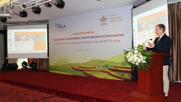 Dr. Alan De Brauw sharing the CGIAR-led initiative SHiFT’s initial findings on dietary patterns and food supply chain in Vietnam © Linh Vo, CIRAD